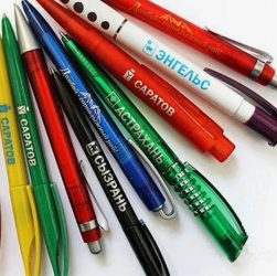 Корпоративные ручки vs брендированные аксессуары: что выбрать для клиентов