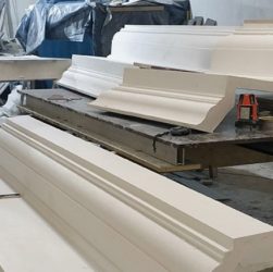 Формовочные столы и вибропрессовочное оборудование: нюансы производства фасадного декора из СФБ